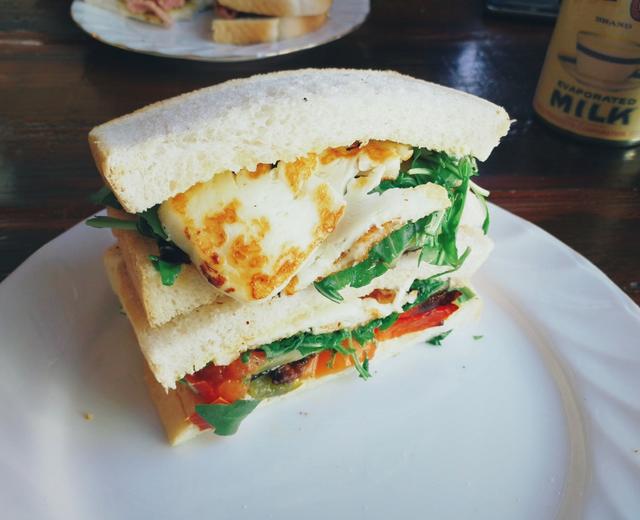 Roasted Veg，Halloumi & Rocket Sandwich 哈路米烤蔬菜冷三明治的做法