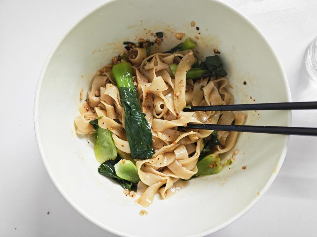 十分钟就能吃上的超简单油泼面