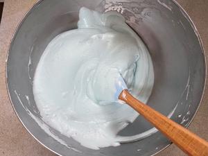 蓝椰拿铁蛋糕卷❗️超美❗️的做法 步骤6