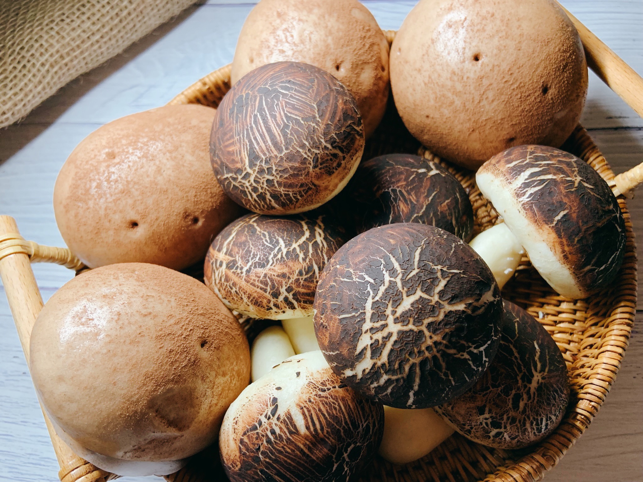 蒸一锅土豆和香菇馒头的做法
