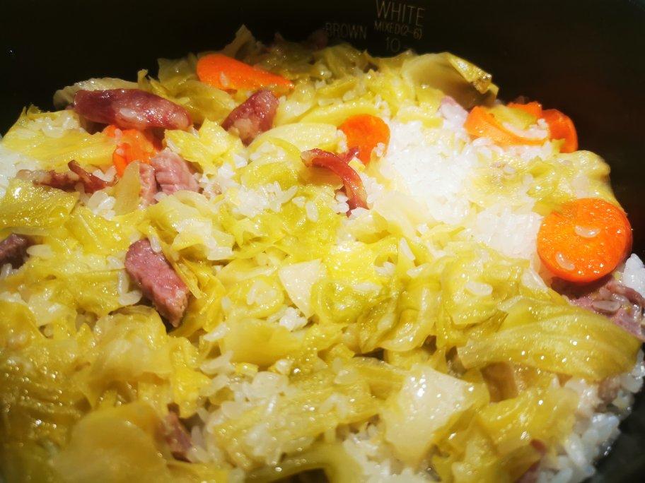 牛心菜（卷心菜）、胡萝卜、咸肉菜饭