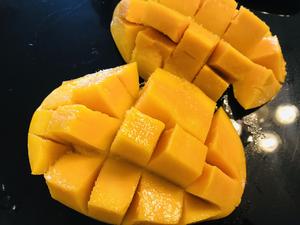 芒果益力多奶昔（一款最喜愛的夏日凍飲）的做法 步骤3