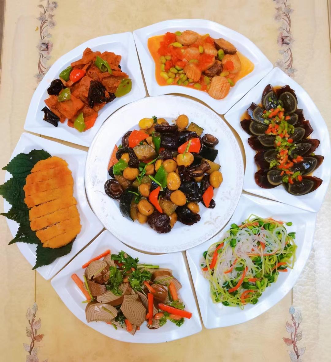 素🉑彩椒豆卷，素回锅肉，豆苗粉丝，南瓜板栗，黄金素排，番茄杏鲍菇😊🙏的做法