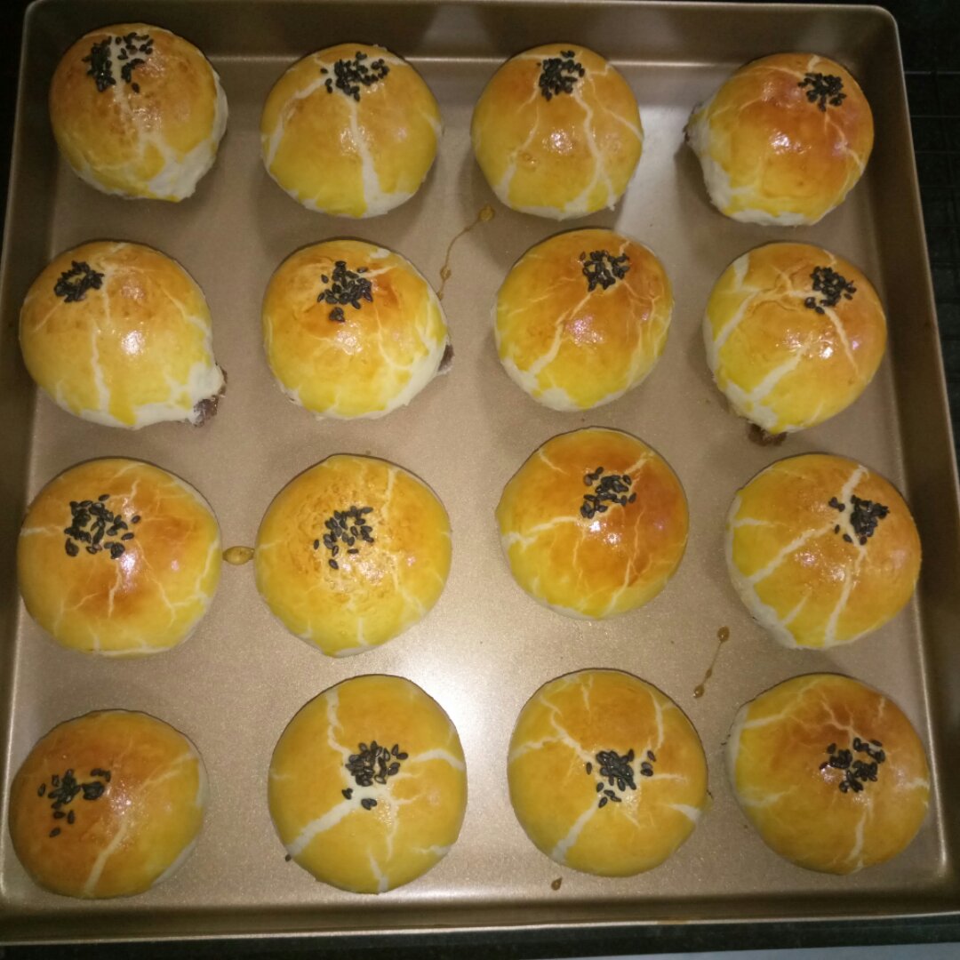 蛋黄酥 Danhuangsu