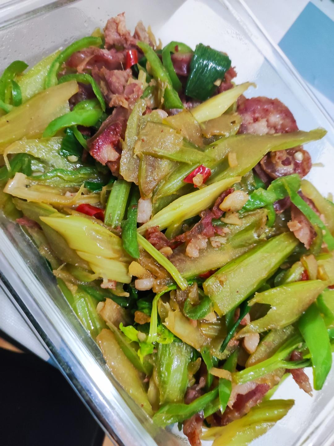 快炒西芹（芹菜）炒腊肠手残也能做