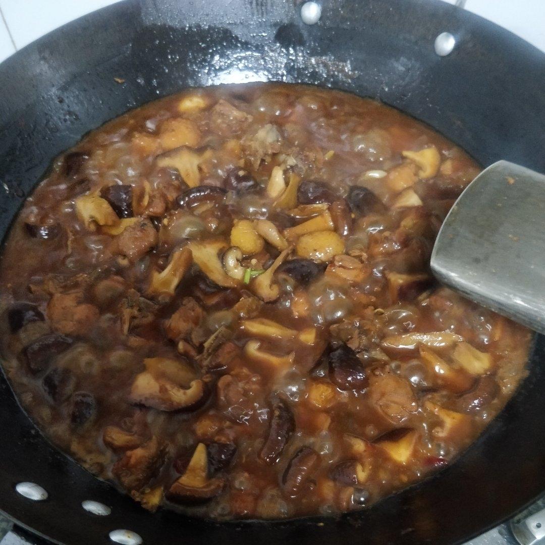 厨师长教你：“板栗烧鸡”的家常做法，咸鲜美味，汤汁浓郁