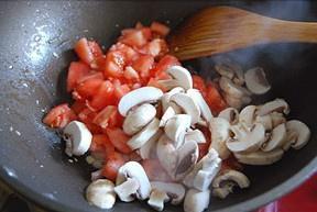 番茄蘑菇烧鱼块的做法 步骤8
