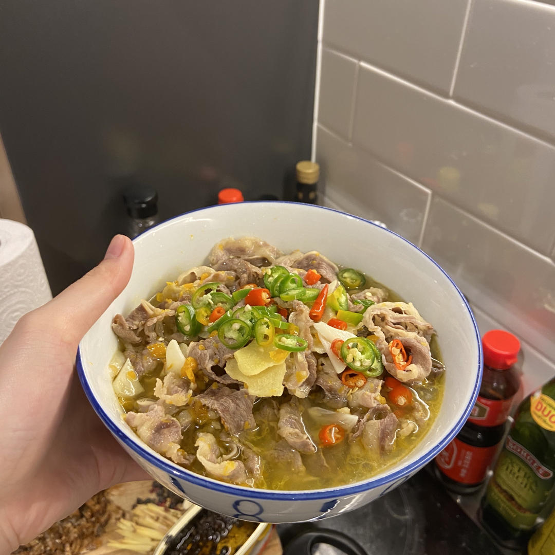 酸汤肥牛金针菇