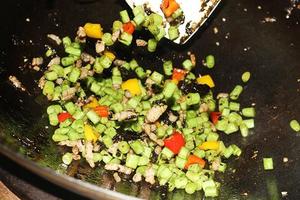 榄菜肉碎炒豆角的做法 步骤5