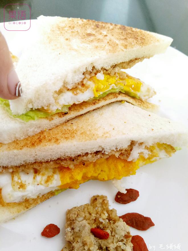 鸡蛋花生酱三明治的做法