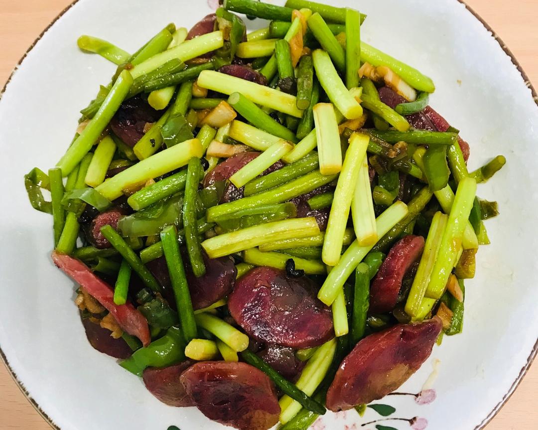 蒜苔炒香肠的做法