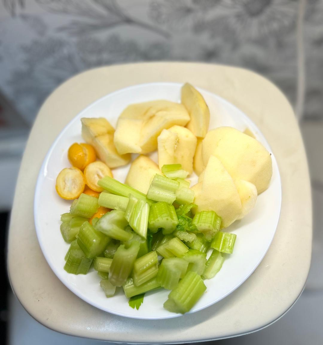 苹果西芹金桔果蔬汁