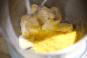 葱花咸蛋黄全麦花卷的做法 步骤6