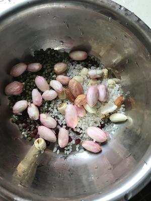 花生红豆绿豆米露的做法 步骤1