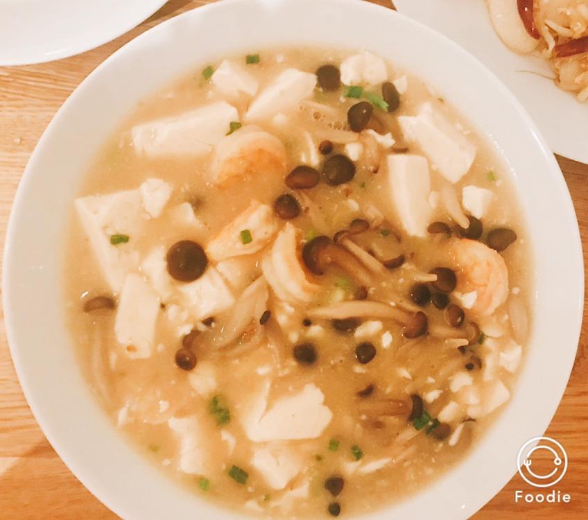 鲜美的虾仁菌菇豆腐羹