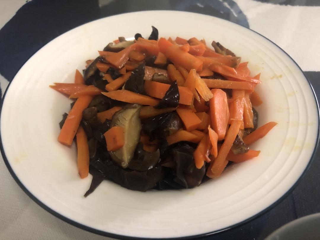 胡萝卜香菇炒木耳