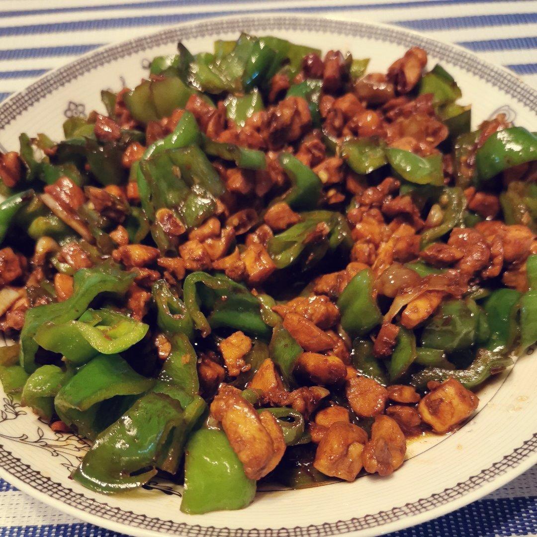 厨师长教你：“青椒炒鸡丁”的家常做法，开胃又下饭，味道很赞