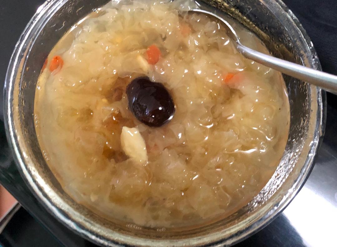 银耳桃胶莲子羹｜养颜平民版燕窝