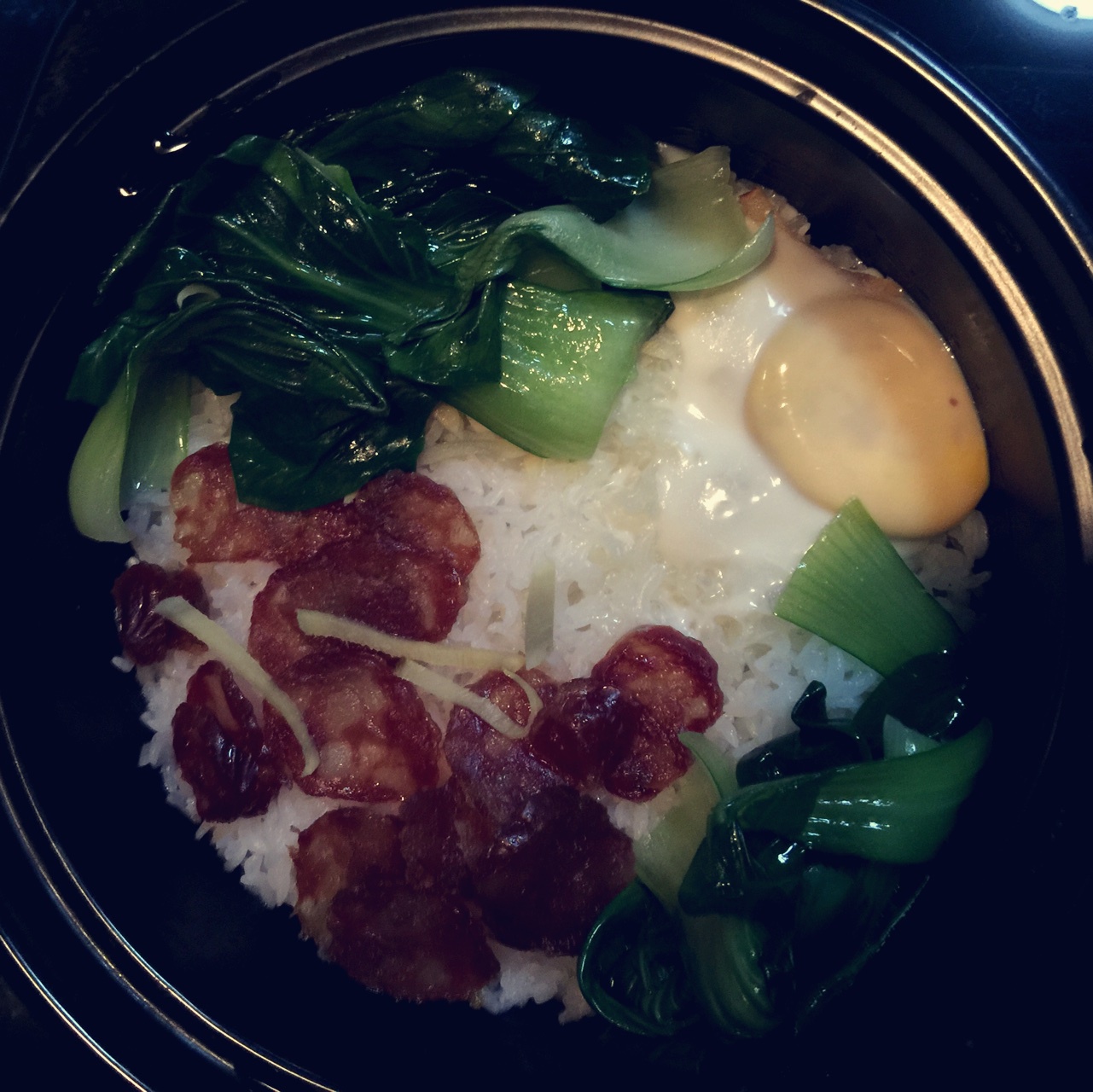 广式腊味煲仔饭