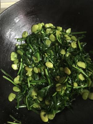 时令的蚕豆炒韭菜的做法 步骤3