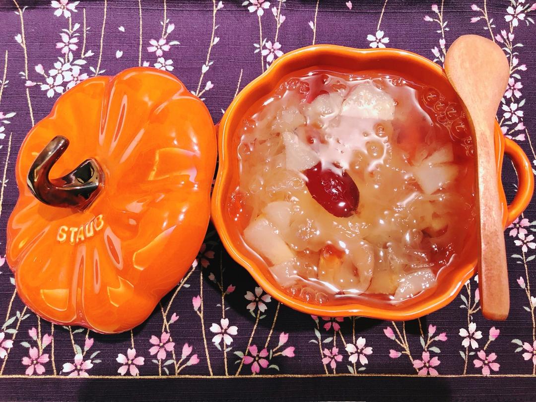 桃胶银耳雪梨羹