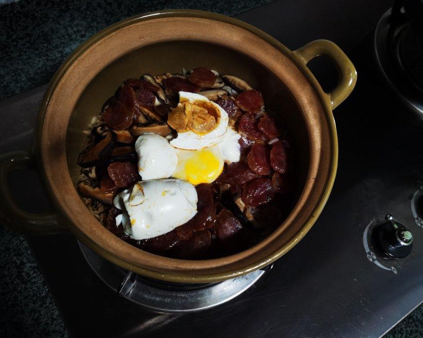 广式腊味煲仔饭