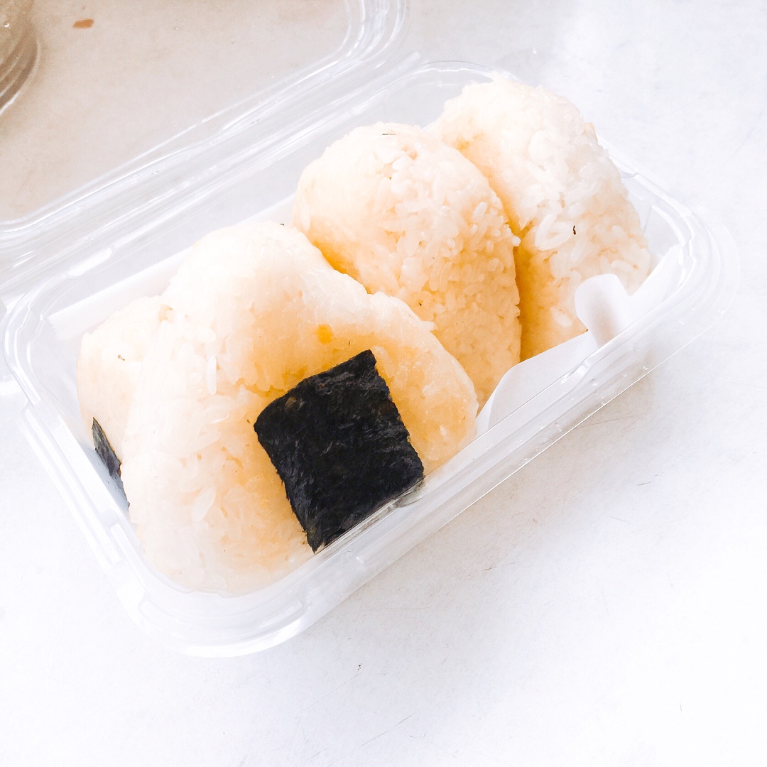 /虾肉火腿鸡蛋🍙/
【用料】
虾肉 火腿 鸡蛋 糯米 海苔 酸辣酱