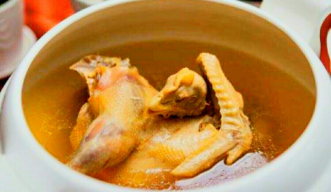 何首乌炖鸡汤（食疗）的做法