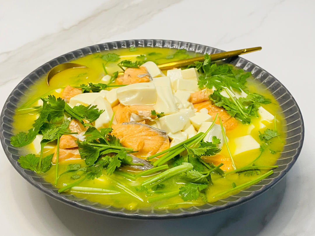 好喝的爆炸的三文鱼豆腐汤～