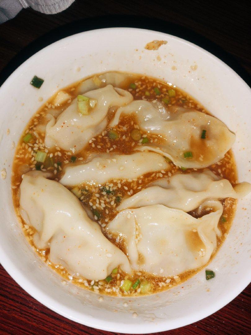省时又便捷，没人能抗拒这碗酸汤水饺！🥟
