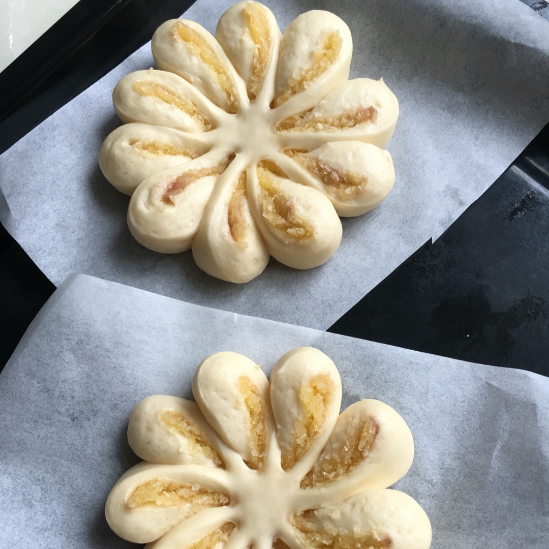 艳做的花型椰蓉面包
