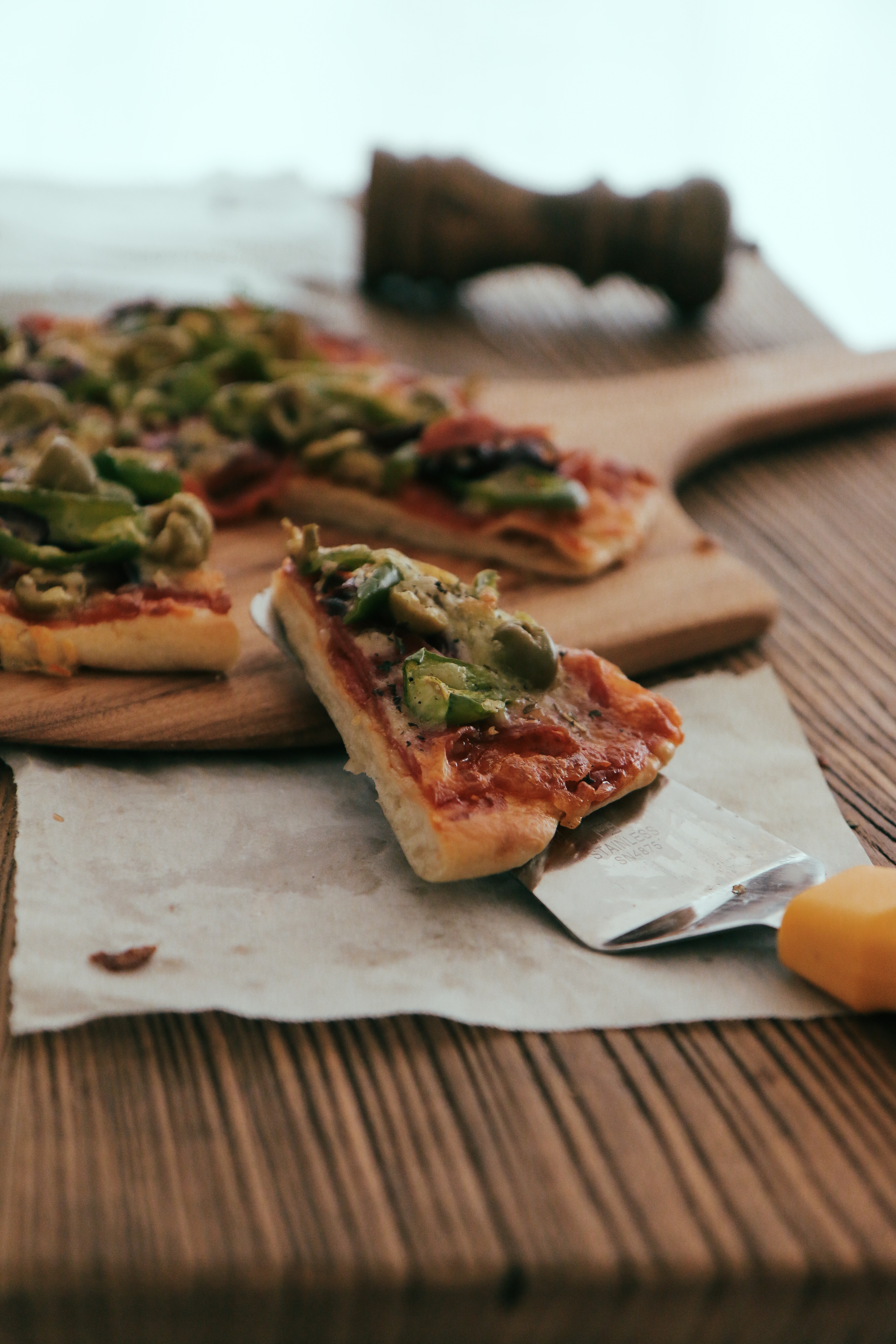 芝麻菜萨拉米薄底披萨