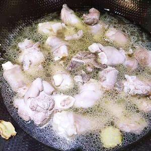 【清炖羊肉汤】天气冷了，你需要一碗暖暖的汤的做法 步骤5