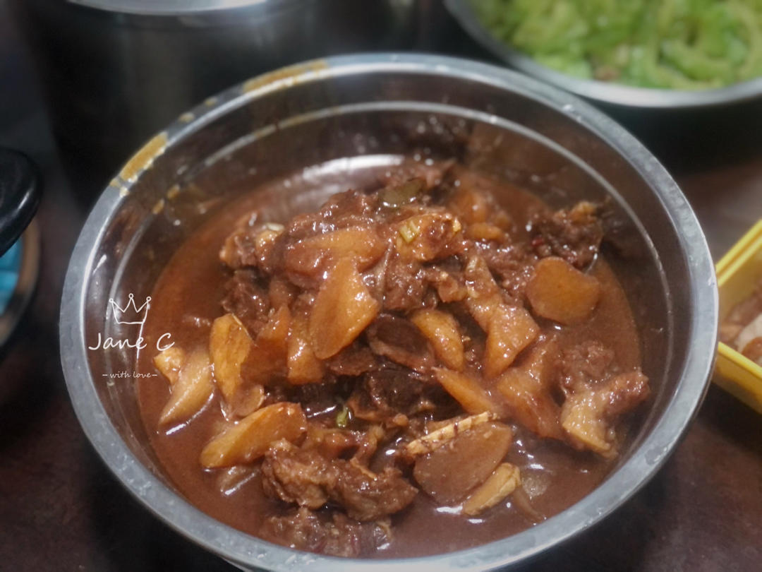 红烧萝卜牛腩煲