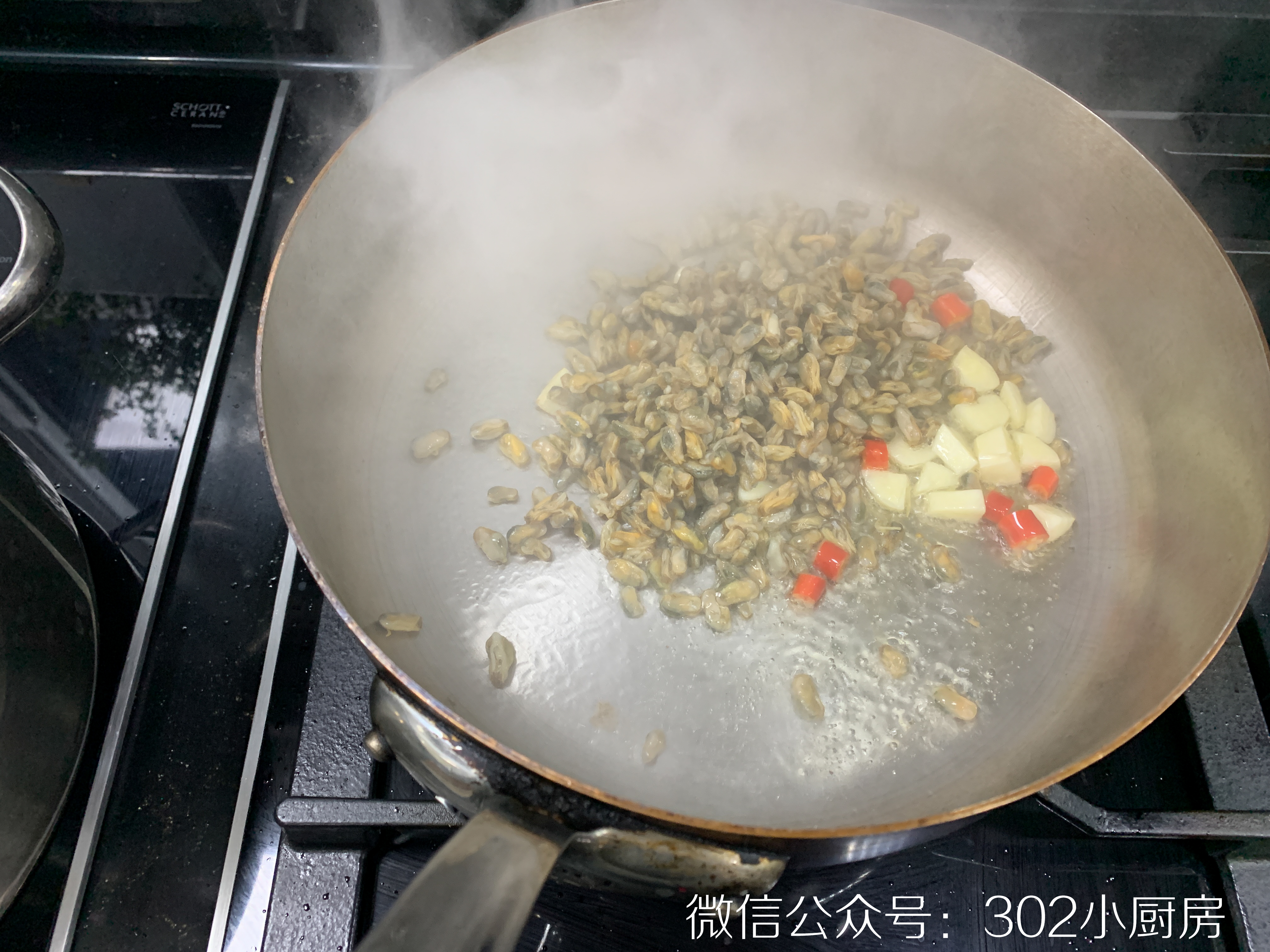 【0468】韭菜苔炒薄壳米 <302小厨房>的做法 步骤3