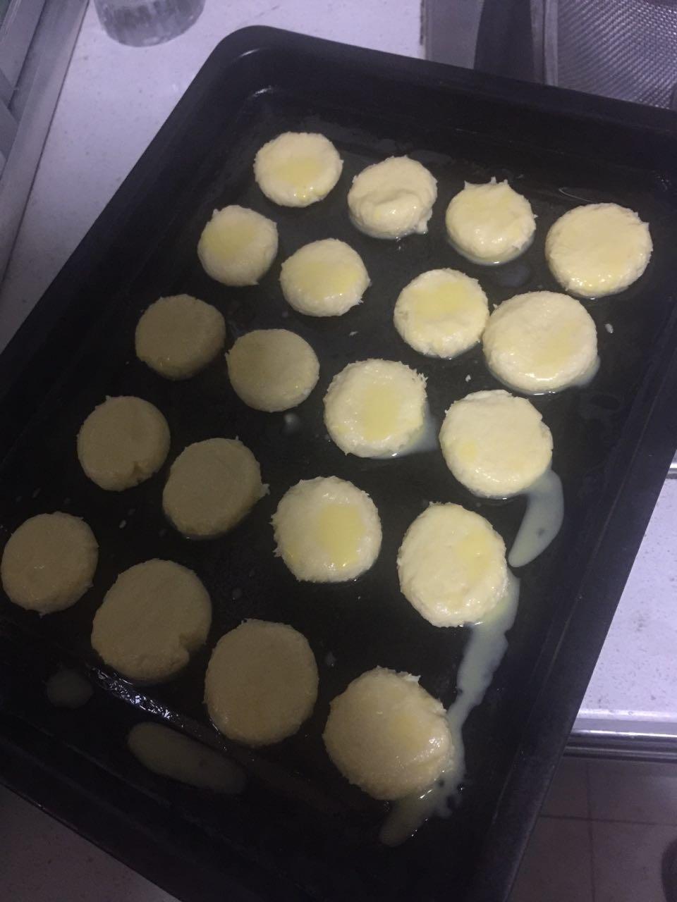 美式小酥饼
1、酥油                          100克
（可用同量黄油代替）
2、糖粉                           80克
3、黄油                           50克
4、鸡蛋  的做法 步骤5