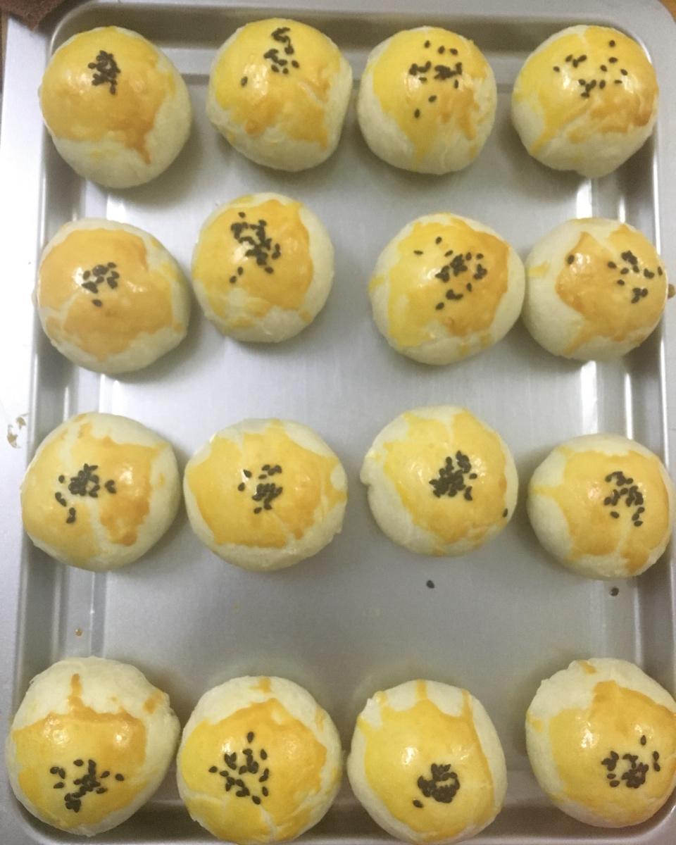 蛋黄酥 Danhuangsu