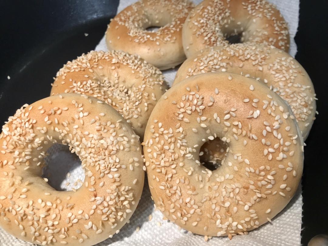 星巴克20元一个的贝果面包，外脆里软很有嚼劲，4个材料就搞定