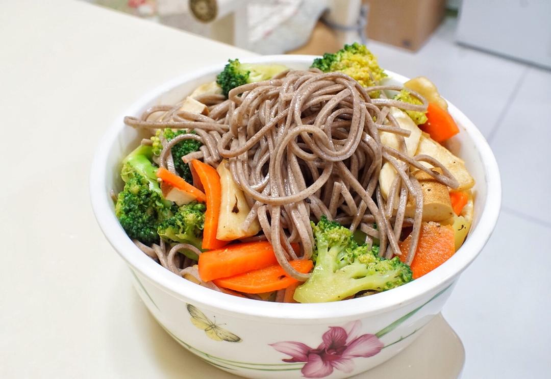 营角大王做的快手炒荞麦面 香辣口味