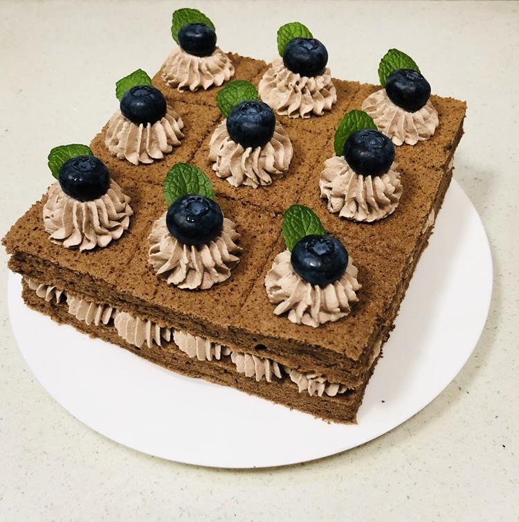 山茶花开做的可可方形装饰蛋糕