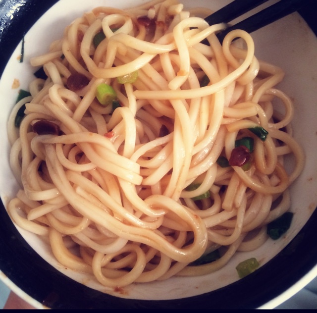 葱爆面—就是汪涵在天天向上里面做的那个啦