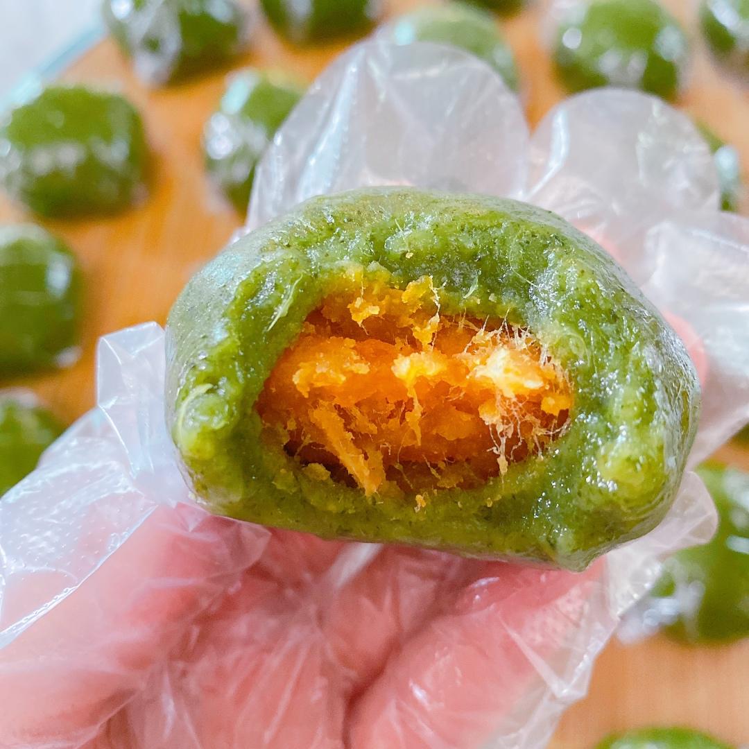 咸蛋黄肉松艾草团 青团