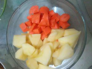 胡萝卜苹果汁的做法 步骤1