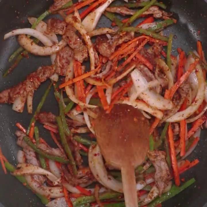 孜然牛肉炒面的做法 步骤2