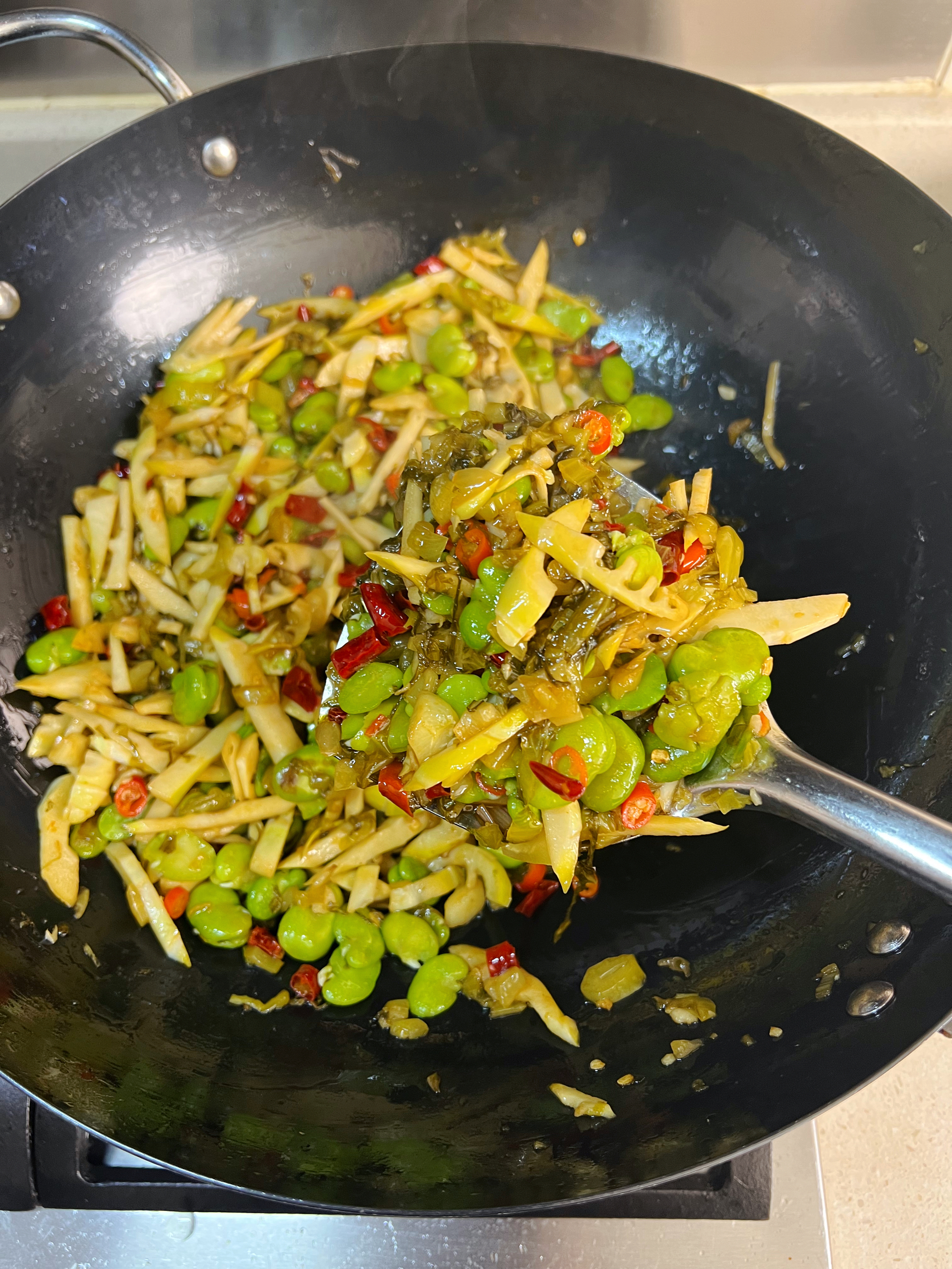 春天的味道，春笋酸菜炒蚕豆，鲜美下饭，巨好吃的做法 步骤5