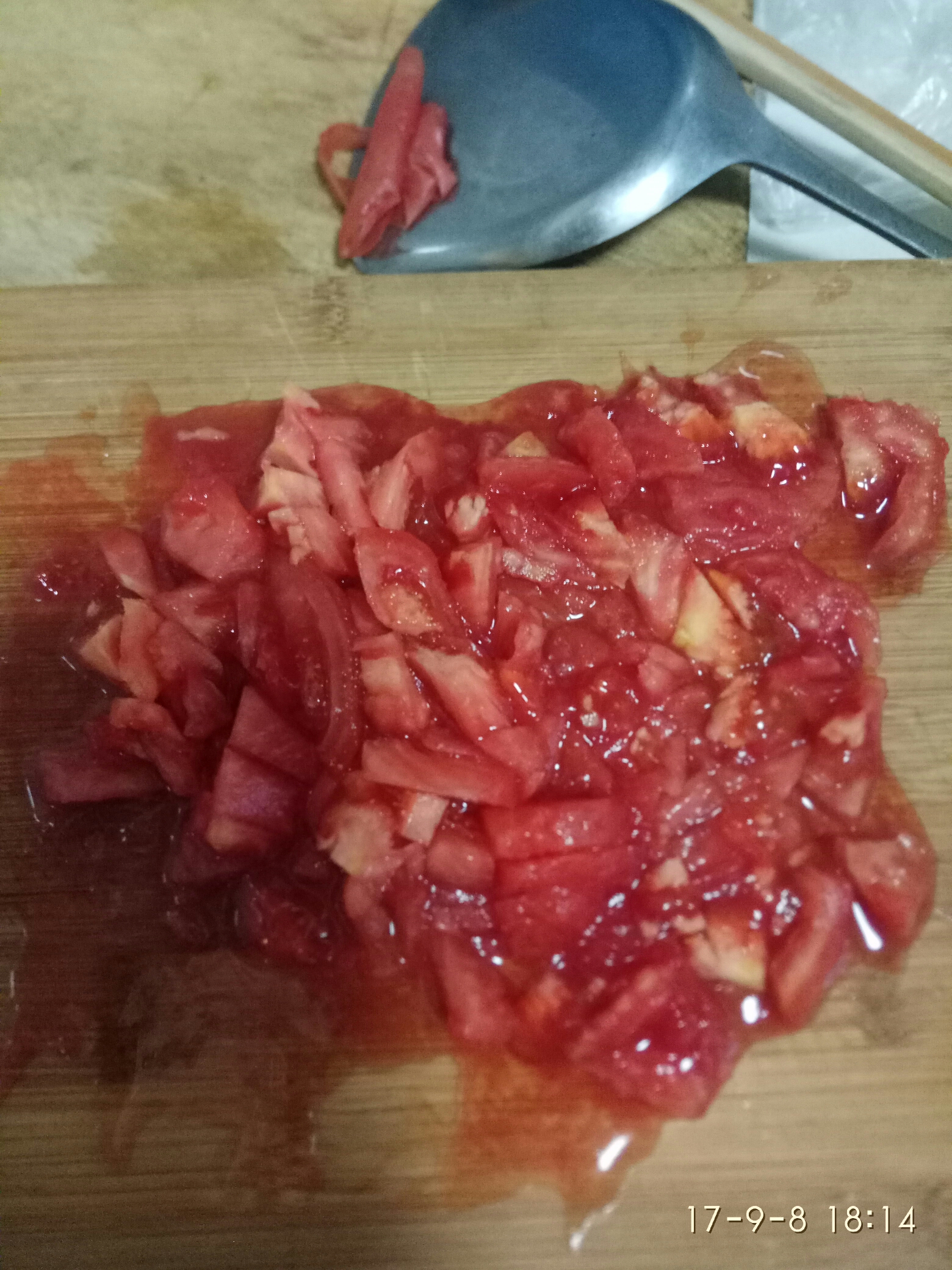 西红柿内酯豆腐，糊弄孩子的两分钟快手菜的做法 步骤2