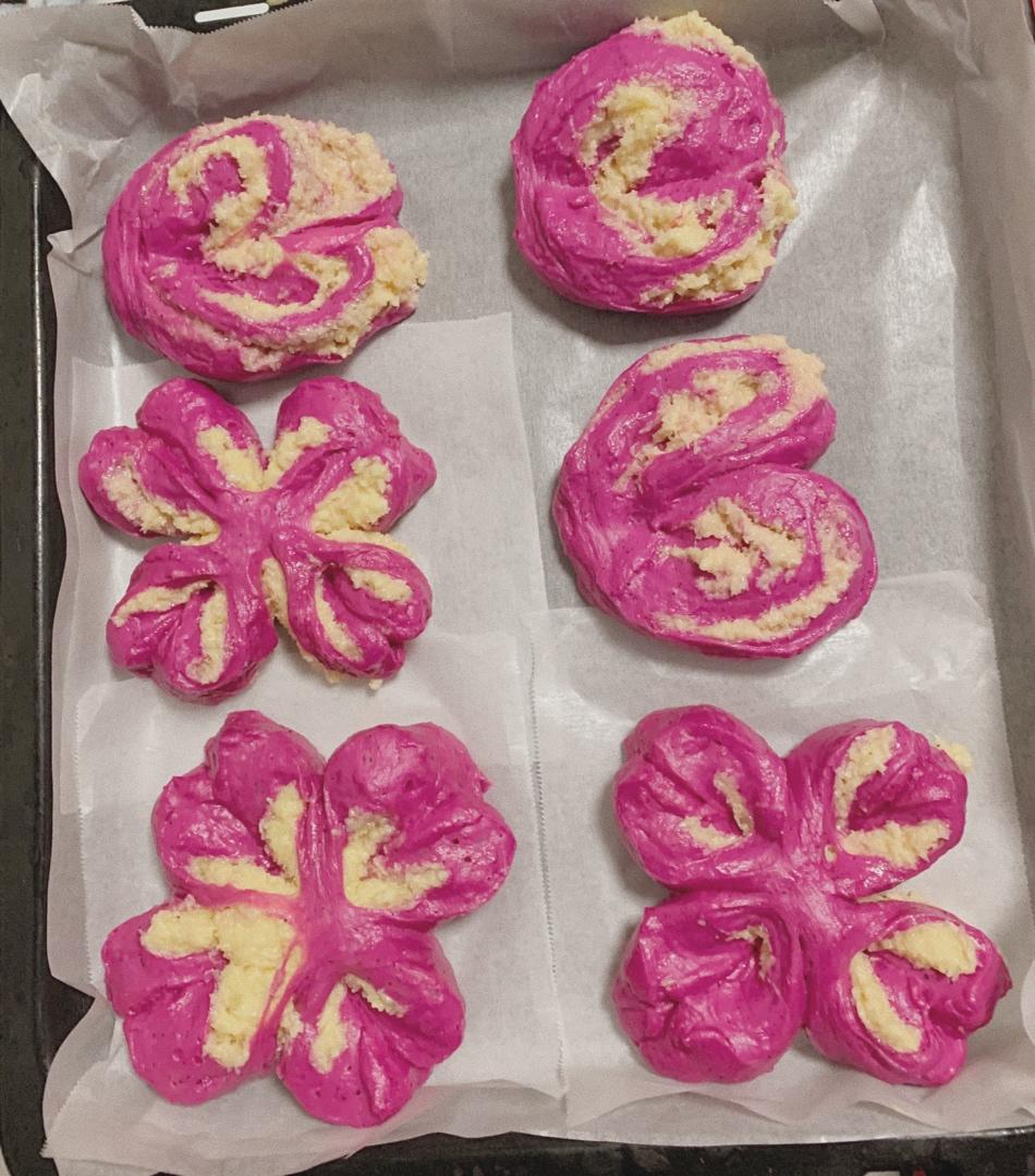 粉色四叶草椰蓉面包