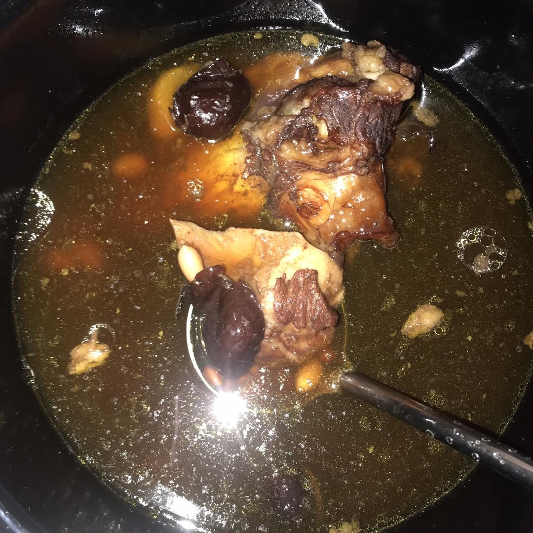 （黑豆牛骨汤）只花五块钱就能煲出既补钙又强筋健骨的靓汤！😋