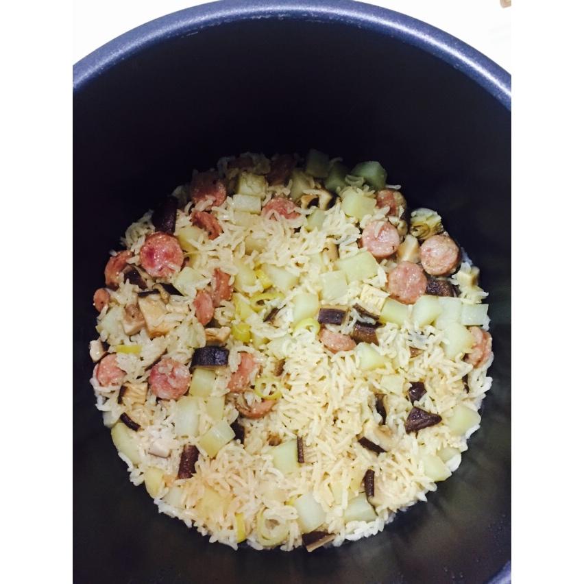 香菇腊肠土豆焖饭
