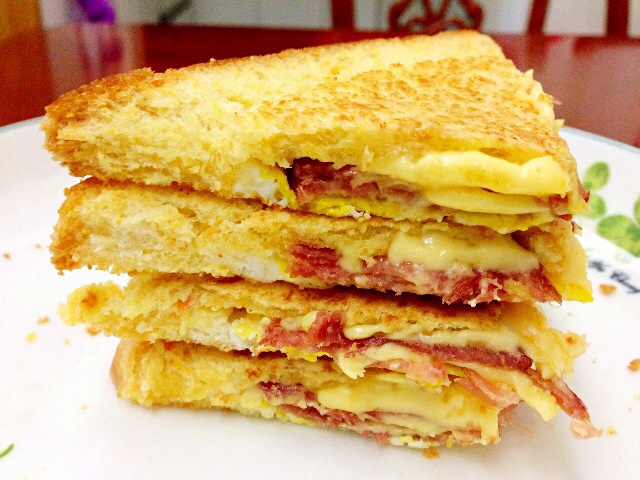 自制鸡蛋培根三明治